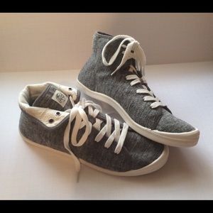 Roxy’s mid top sneakers